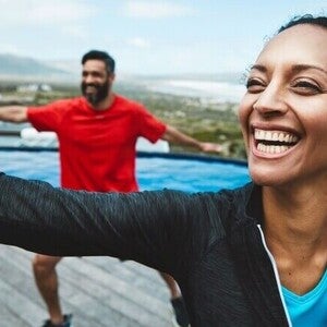Adultos realizando exercícios de mobilidade ao ar livre.
