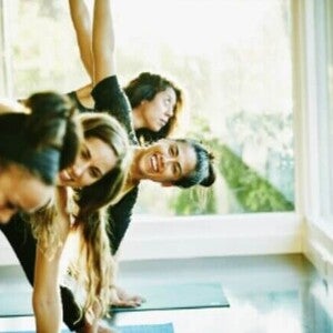 Grupo de mulheres felizes fazendo pilates em um estúdio