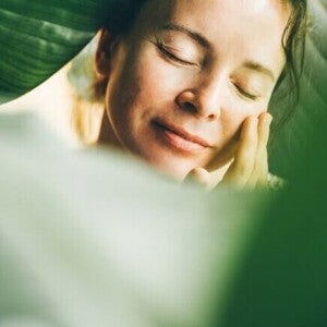 Mulher cuidando da pele, vitamina A essencial para saúde da pele e visão.
