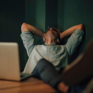 Homem adulto cansado, sintomas de deficiência de ferro