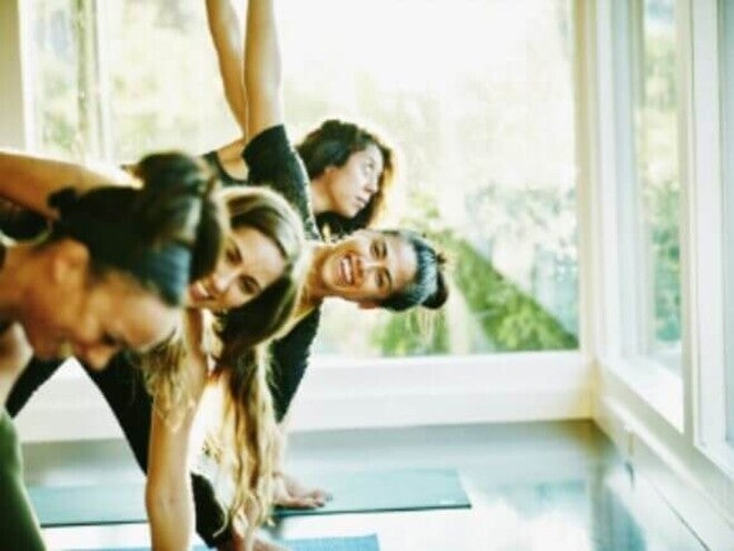 Grupo de mulheres felizes fazendo pilates em um estúdio