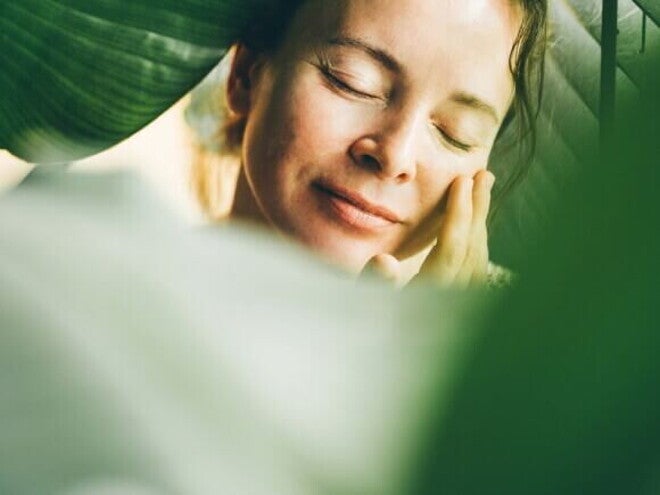 Mulher cuidando da pele, vitamina A essencial para saúde da pele e visão.