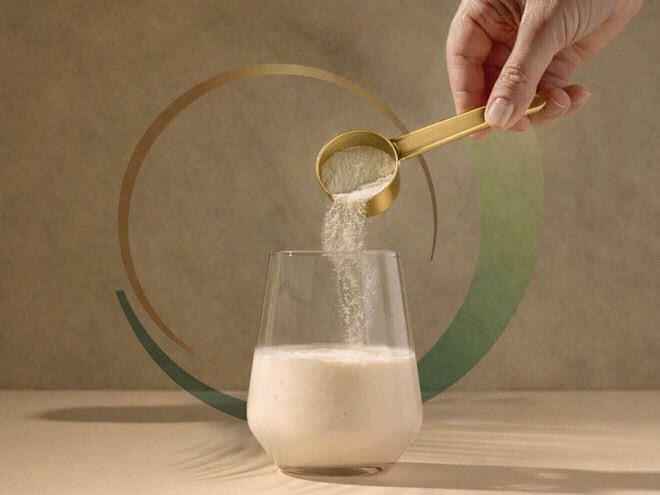 Copo com Nestlé Vital usado em uma rotina matinal.