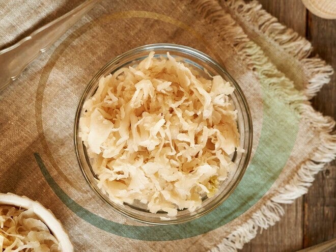 Tigela com chucrute, um alimento fermentado que apoia a microbiota intestinal.