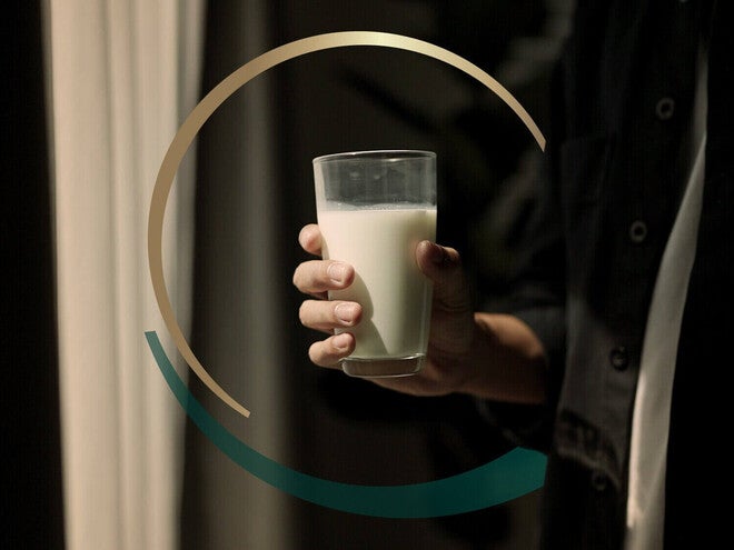Copo com Nestlé Vital Ritual Noturno usado em uma rotina noturna.