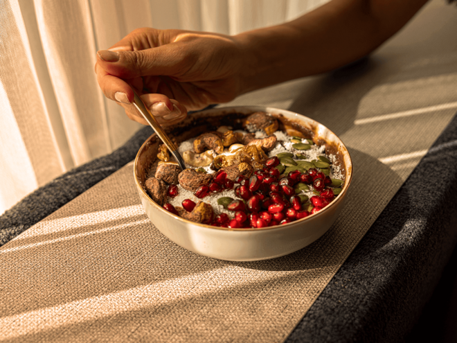Pratos com diferentes tipos de frutas, fibras e granola.