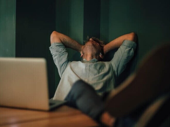Homem adulto cansado, sintomas de deficiência de ferro