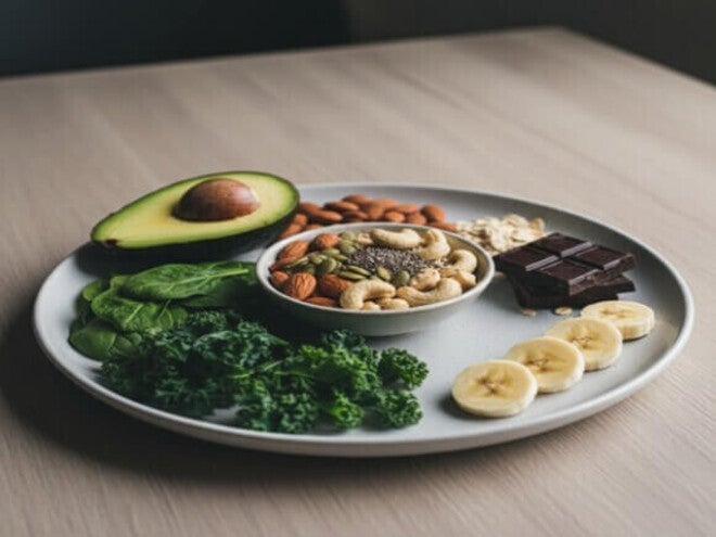 Prato com abacate, couve, espinafre, oleaginosas, aveia, chocolate e banana.