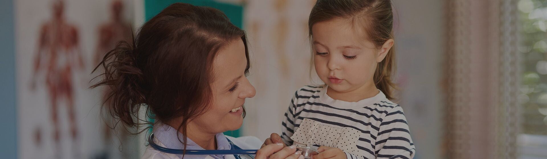 Médica examinando criança