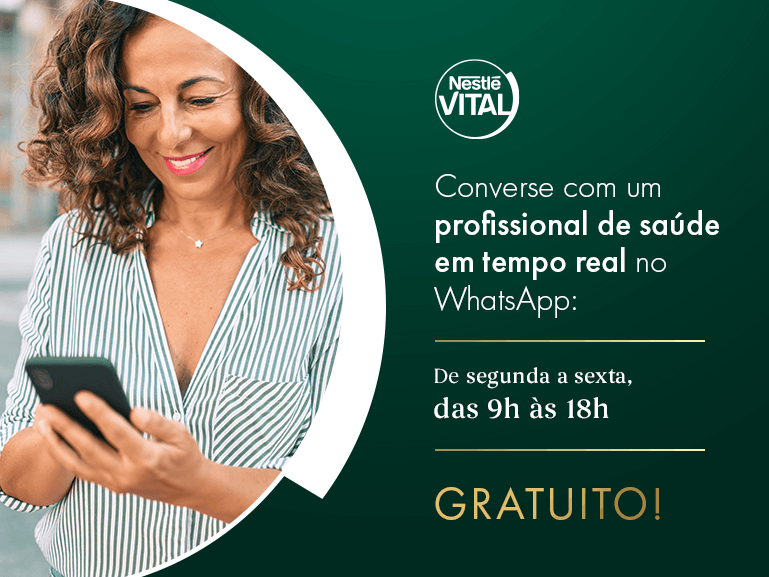 Mulher olhando para o celular digitando uma mensagem