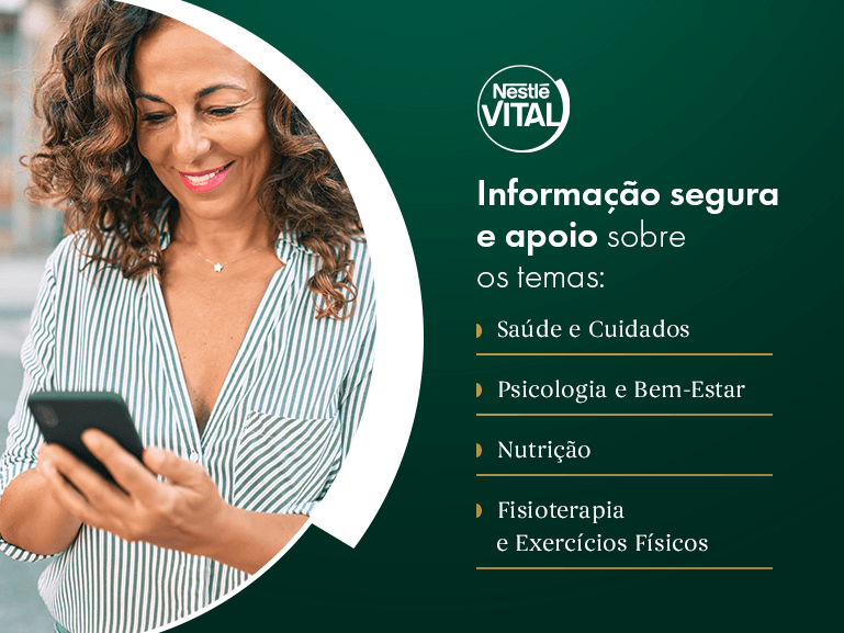 Mulher segurando celular enviando uma mensagem