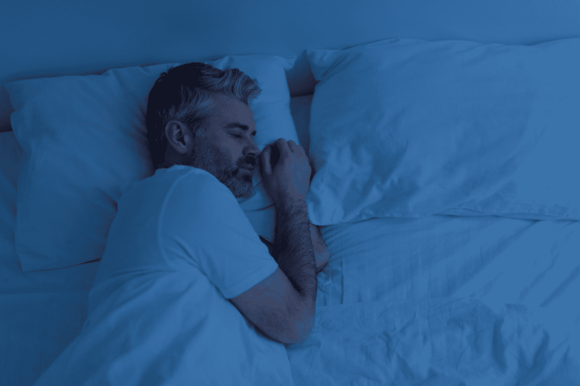 Homem na cama dormindo pacificamente à noite