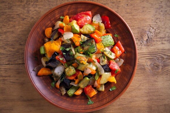 Salada de legumes ensopados, pimenta, tomate e cenoura, rica em vitamina A.